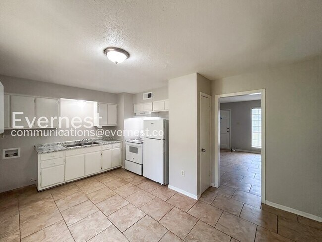Building Photo - 3 Bed, 1 Bath Home with Fenced Yard and Carport / Pet-friendly / Coming Soon!