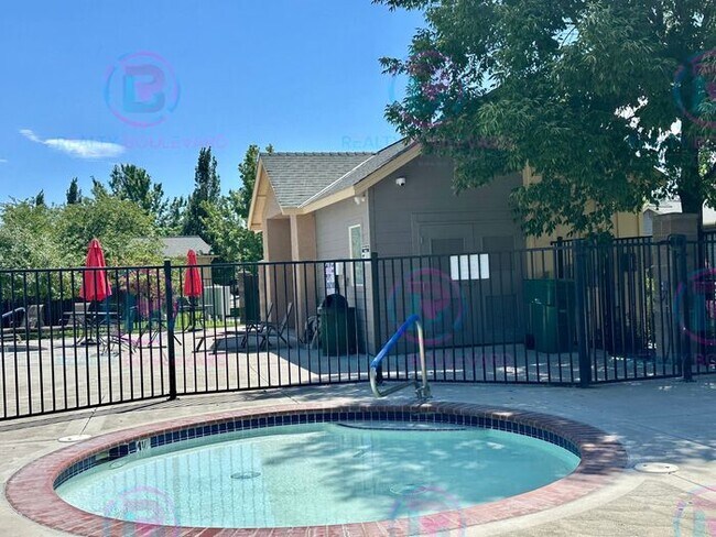 Building Photo - 3 Bedroom 2.5 Bathroom + Loft & 2 Car gara...