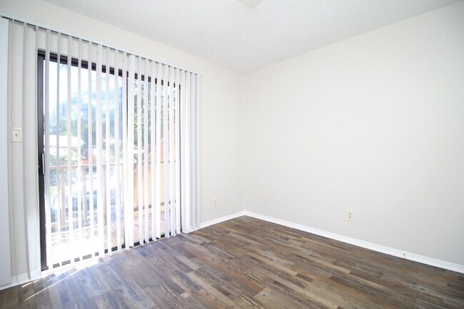 Building Photo - Spacious 3BR Townhome Near Pensacola State College with Flex Room, Private Balcony & Fenced Backy...