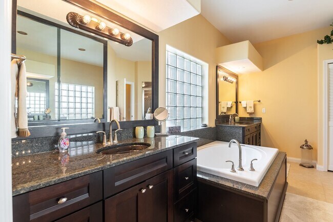 Building Photo - Beautiful 2-Bed Pool Home with Deeded Golf...