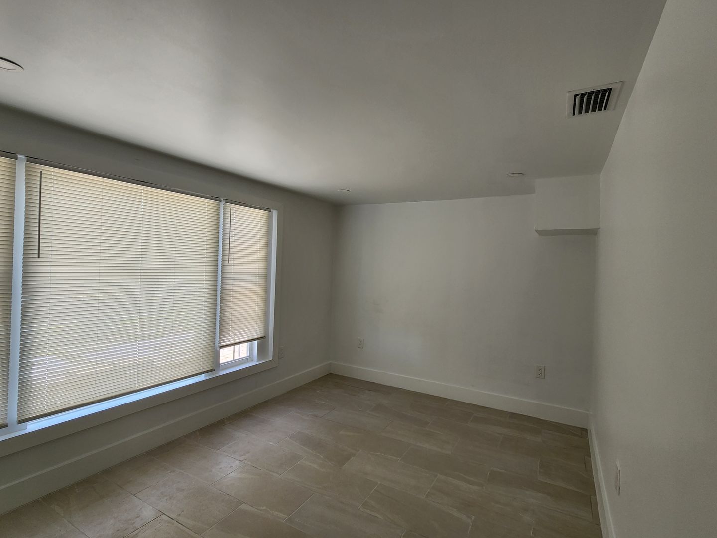 Building Photo - Coastal Charm Awaits in Bonita Springs