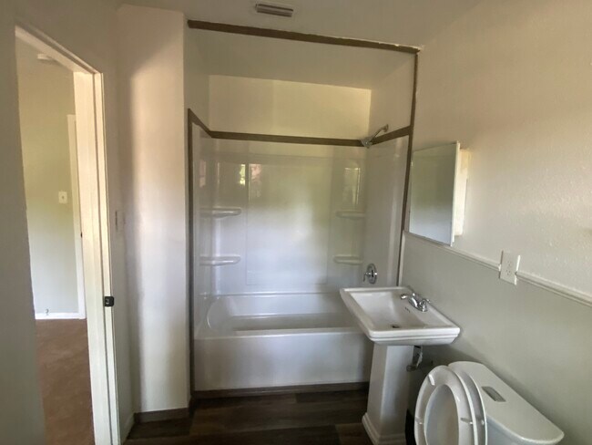 Building Photo - 2107 Spring St