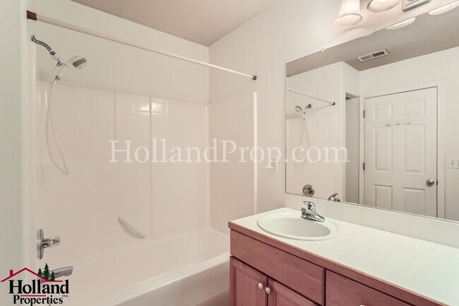 Building Photo - Charming and Comfortable Townhouse in Bethany Area!