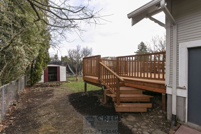 Building Photo - 2 Bedroom Craftsman Home Available - Southeast Portland!