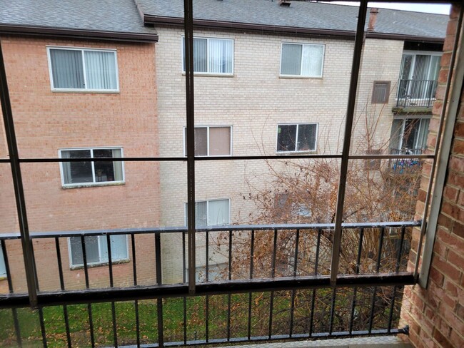 Building Photo - Charming 2 BR/1 BA Condo in Silver Spring!