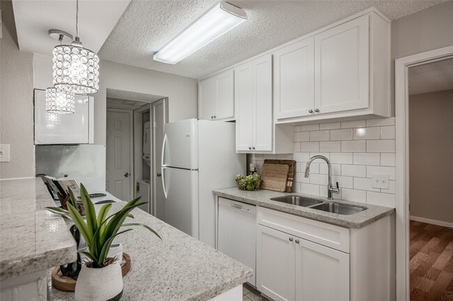 Building Photo - 12660 Ashford Point Dr