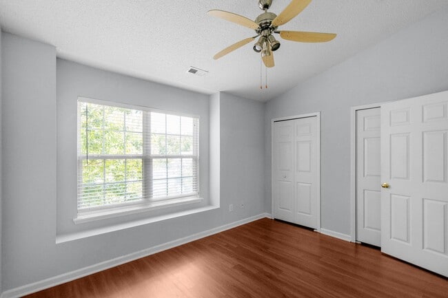 Building Photo - Charming 2-Bedroom Townhome in Prime Locat...
