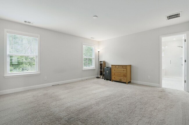 Building Photo - Spacious 5 Bedroom Home in Richmond Hill’s Waterways Community