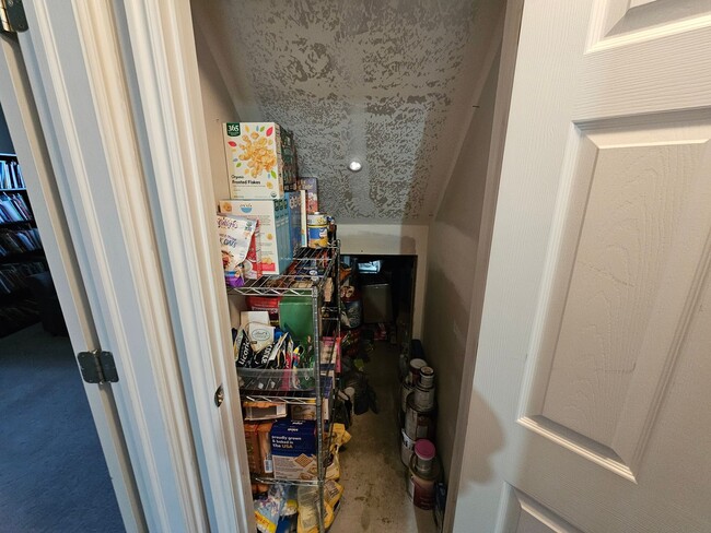 Building Photo - Spacious 4-Bed, 2-Bath Pet-Friendly Home with Central Air & 2-Car Garage! - Available NOW!