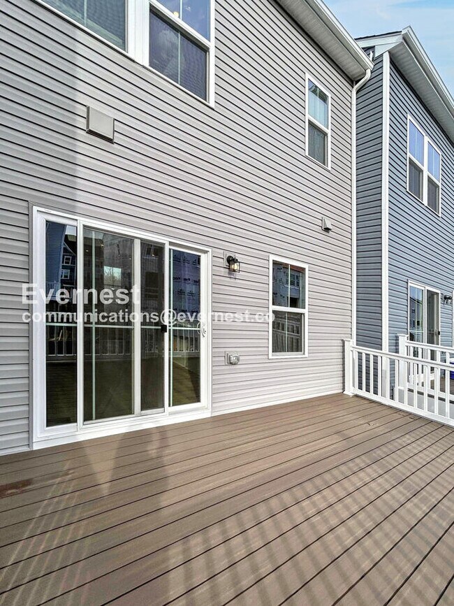 Building Photo - PROMO: Get $500 Off First Full Month’s Rent!/3 Bed/2.5 Bath Townhome with Garage / Available Now!