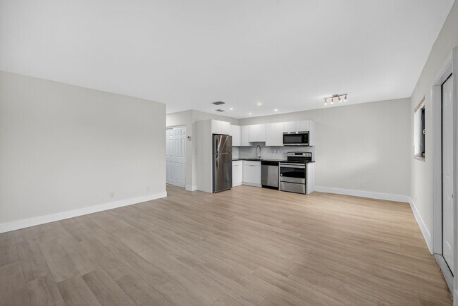 Building Photo - Wilton Manors