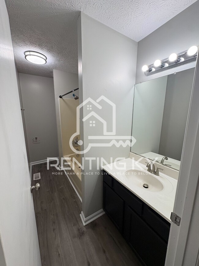 Building Photo - Updated 3-Bed, 1.5-Bath Townhome with a Garage!