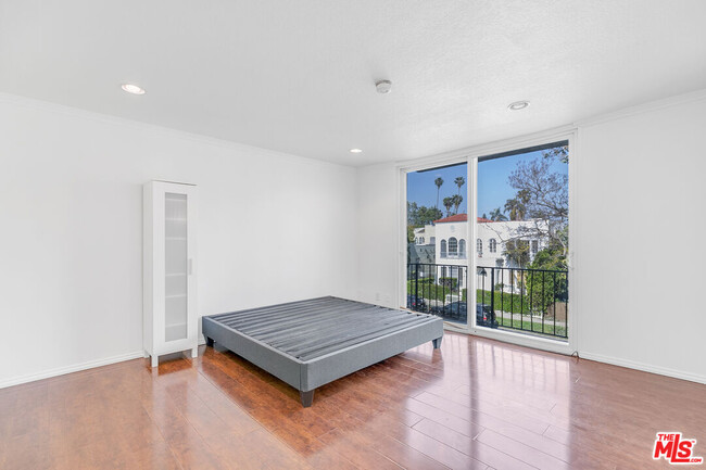 Building Photo - 815 N Las Palmas Ave