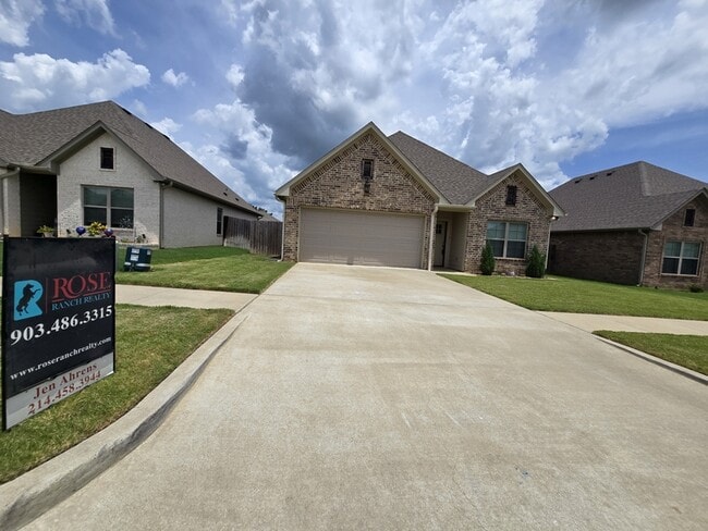 Building Photo - 823 Lindsey Ln