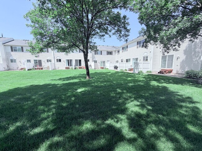 Building Photo - Modern 2-Bedroom Townhome in Apple Valley with Private Patio!!