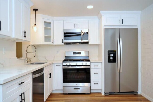 Building Photo - Ranch Style home in the Garden District