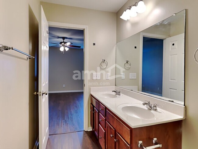 Building Photo - 3026 Crusades St