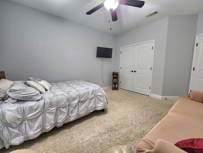 Building Photo - Luxurious 3 Bedroom, 2 Bath Home in the Ex...