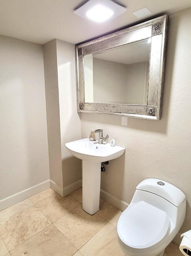 Building Photo - 5770 N Scottsdale Rd