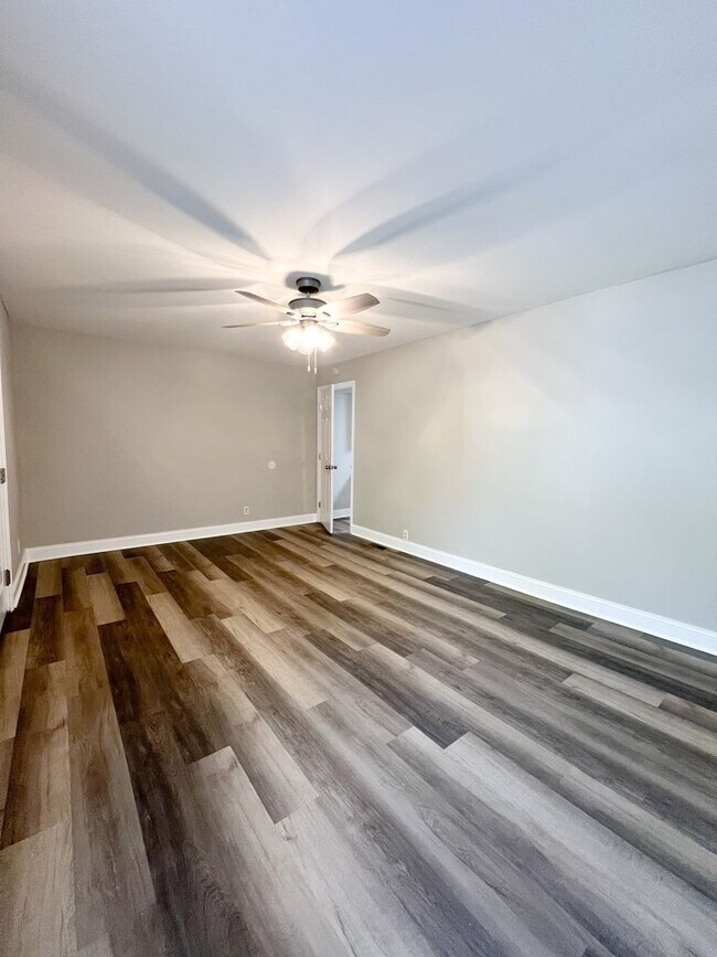 Building Photo - Completely Remodeled Home in Clarksville, TN – Just Off Madison Street!
