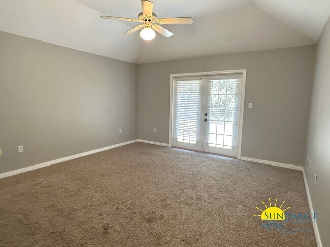 Building Photo - Stunning 3 Bedroom Home in Navarre