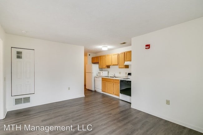 Building Photo - 2 br, 1 bath  - 315 W. Grand River Ave.