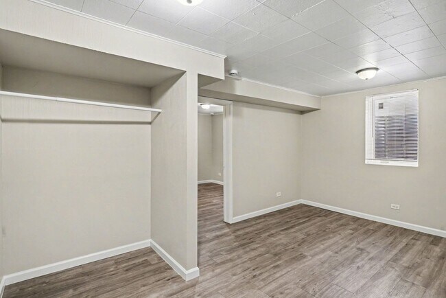 Building Photo - Front Unit - Duplex - 4bed 2bath - Finished Basement!