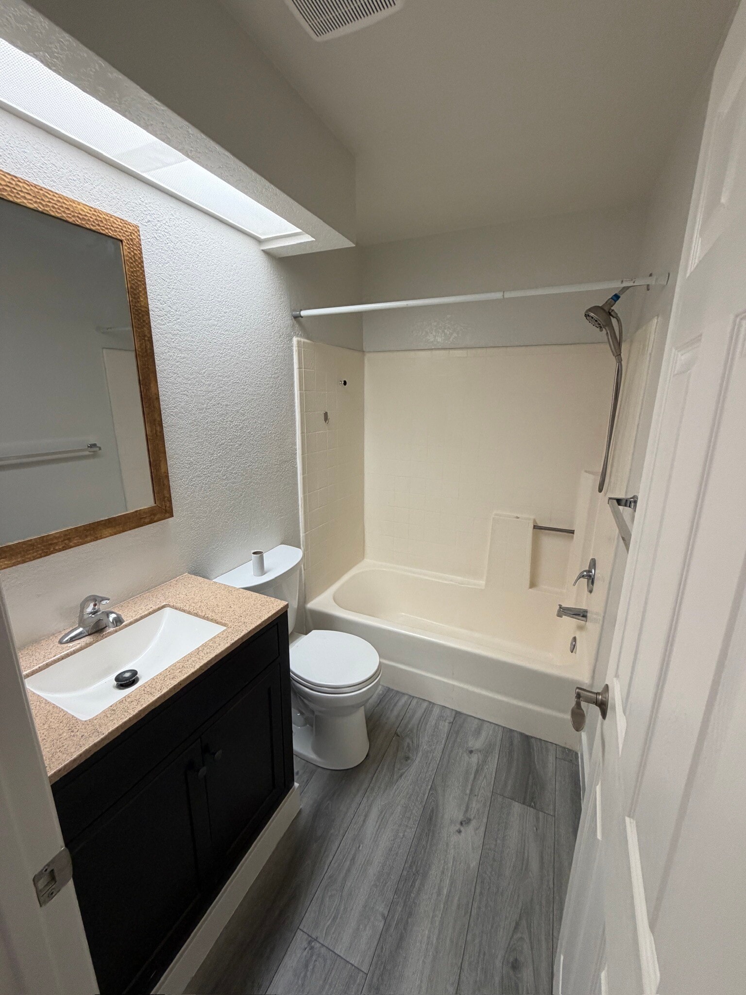 bed 1 bathroom - 2035 S Elm St