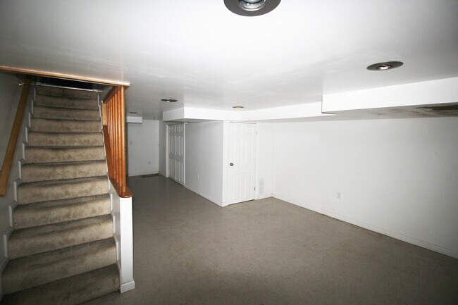 Building Photo - 2111 Redthorn Rd