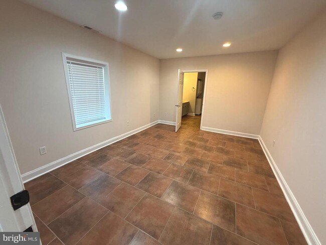 Building Photo - 728 18th St S