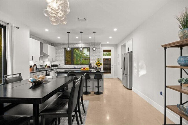 Building Photo - 3610 Thompson St