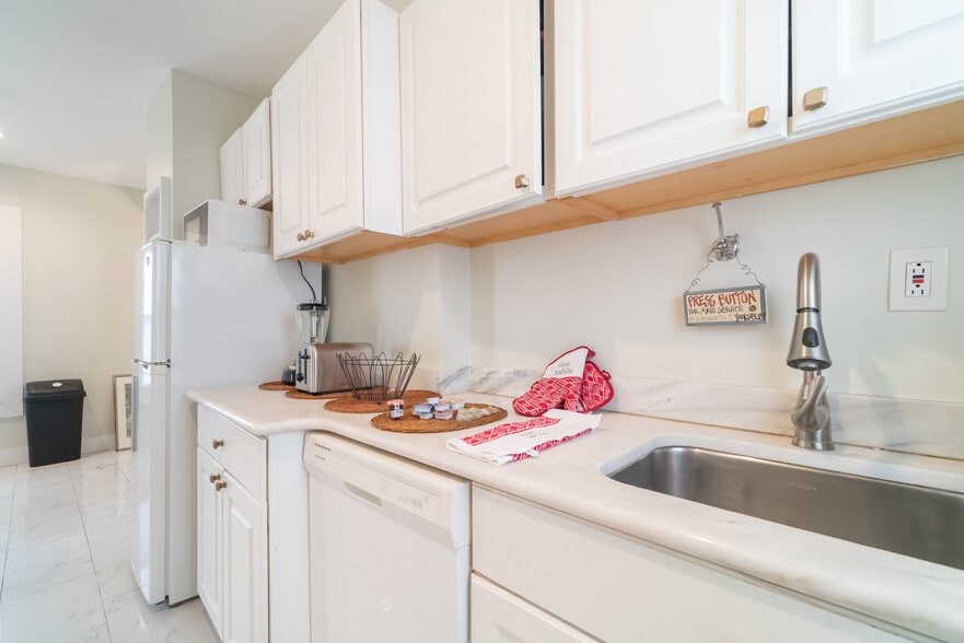 Building Photo - 61 Lamson St