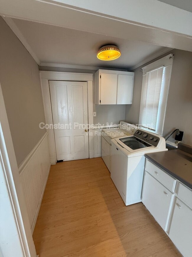 Building Photo - 1061 High St