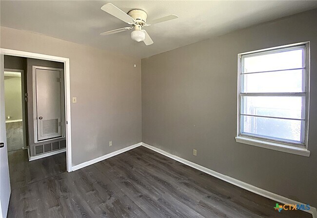 Building Photo - 2306 Poage Ave