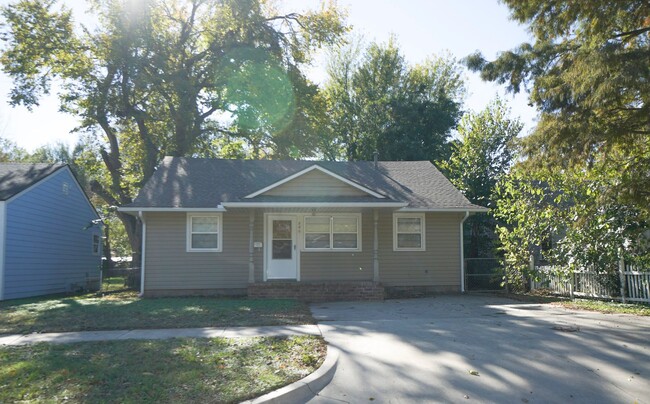 Building Photo - Charming Home near OU Campus - For Lease