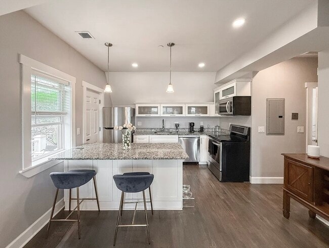 Building Photo - 468 Salem St