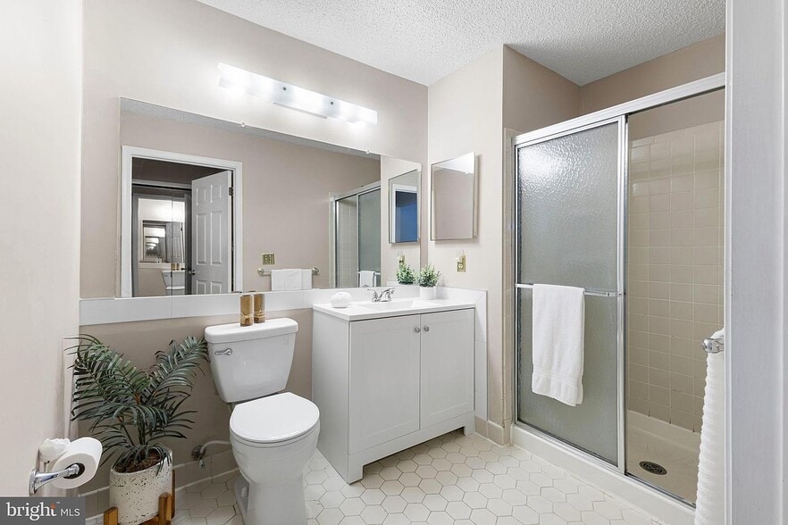 Building Photo - 14 Cheverny Ct