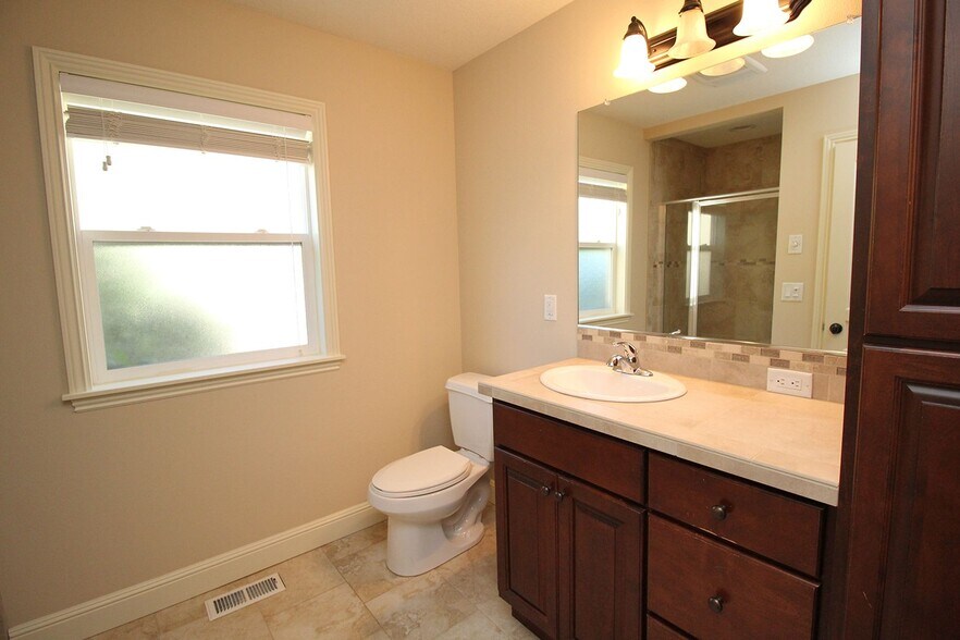 Building Photo - 3328-3328 SW 10th Ave