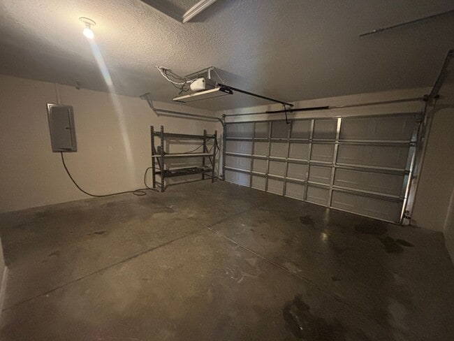 Building Photo - Modern 3 bedroom 2 Bathroom House, No Carpet!