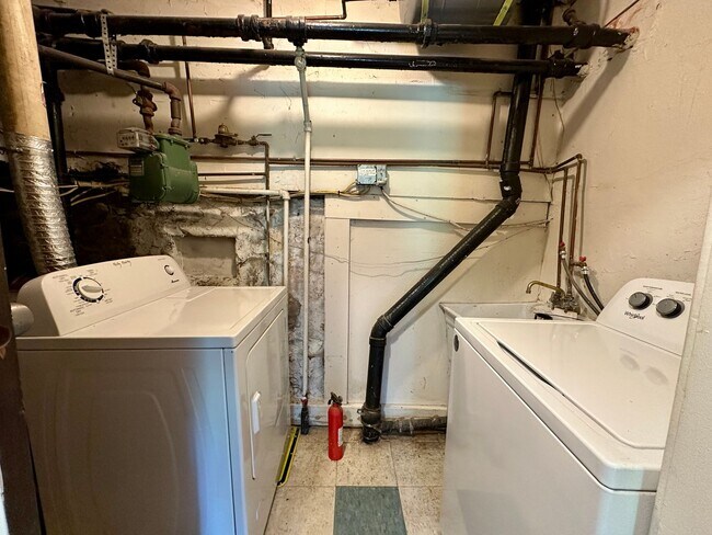 Building Photo - Super Spacious Three Bedroom on Bates Stre...
