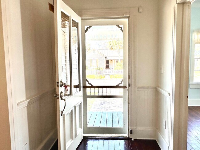 Building Photo - Historic Beauty in the Heart of Downtown Fernandina!