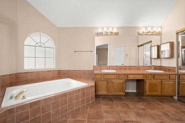 Building Photo - 16303 Lakestone Dr