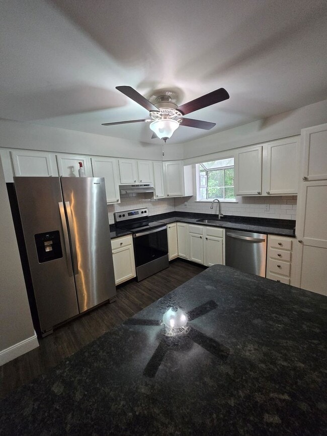 Building Photo - Nice Big 3 bedroom Home