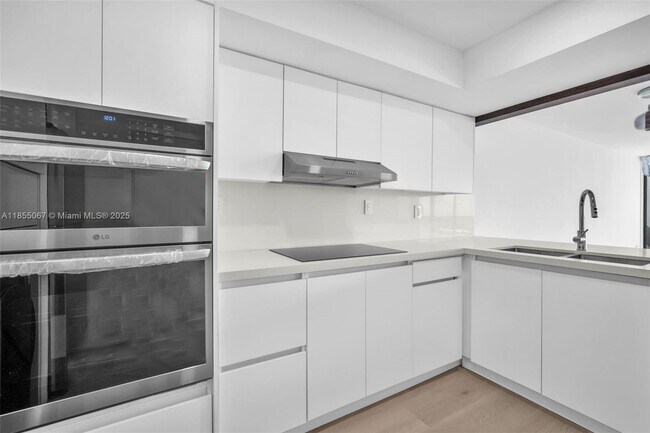 Building Photo - 555 NE 15th St