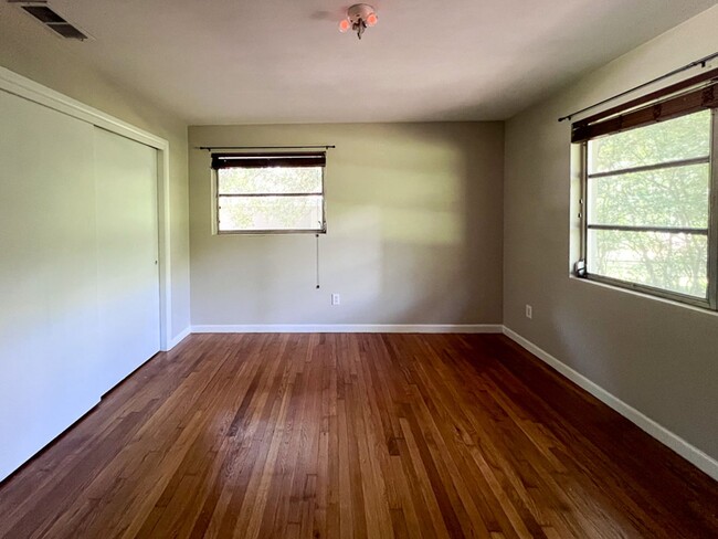 Building Photo - Centrally Located 3BR/2BA House - Availabl...