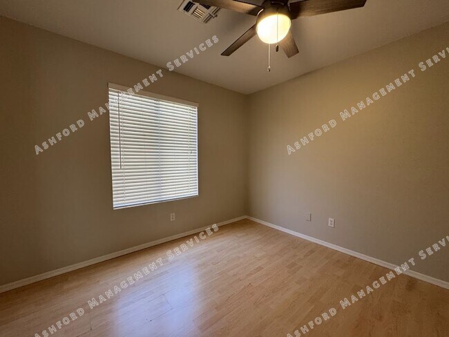 Building Photo - 3 BEDROOM WITH NO CARPET/LARGE YARD