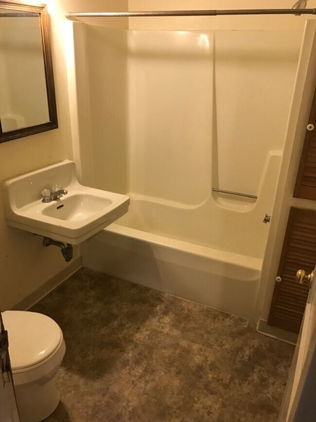 Building Photo - 2065 Winnebago St