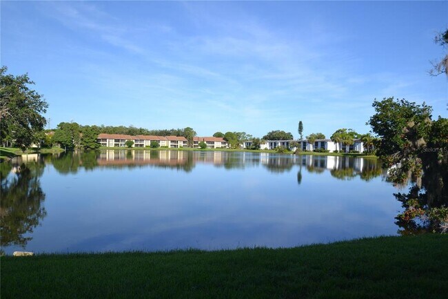 Building Photo - 209 Woodlake Wynde