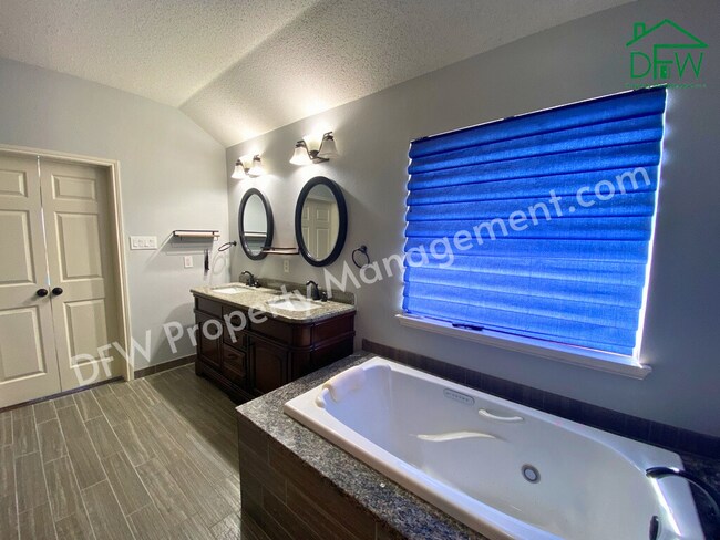 Building Photo - 2502 Chapel Hill Dr