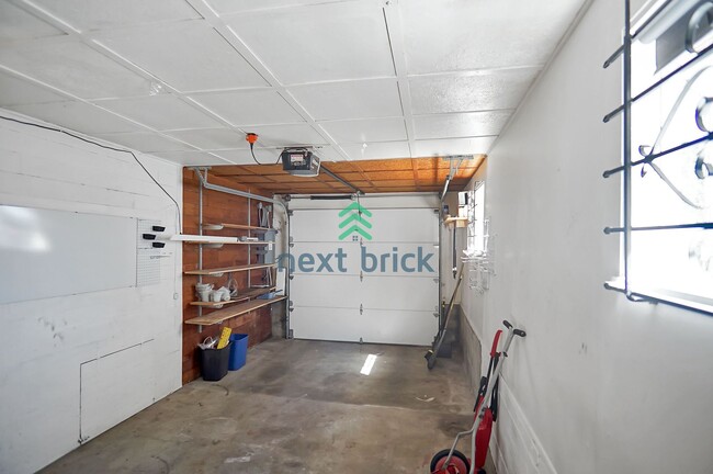 Building Photo - Charming 4 BEDS & 1.5 BATH SINGLE FAMILY H...